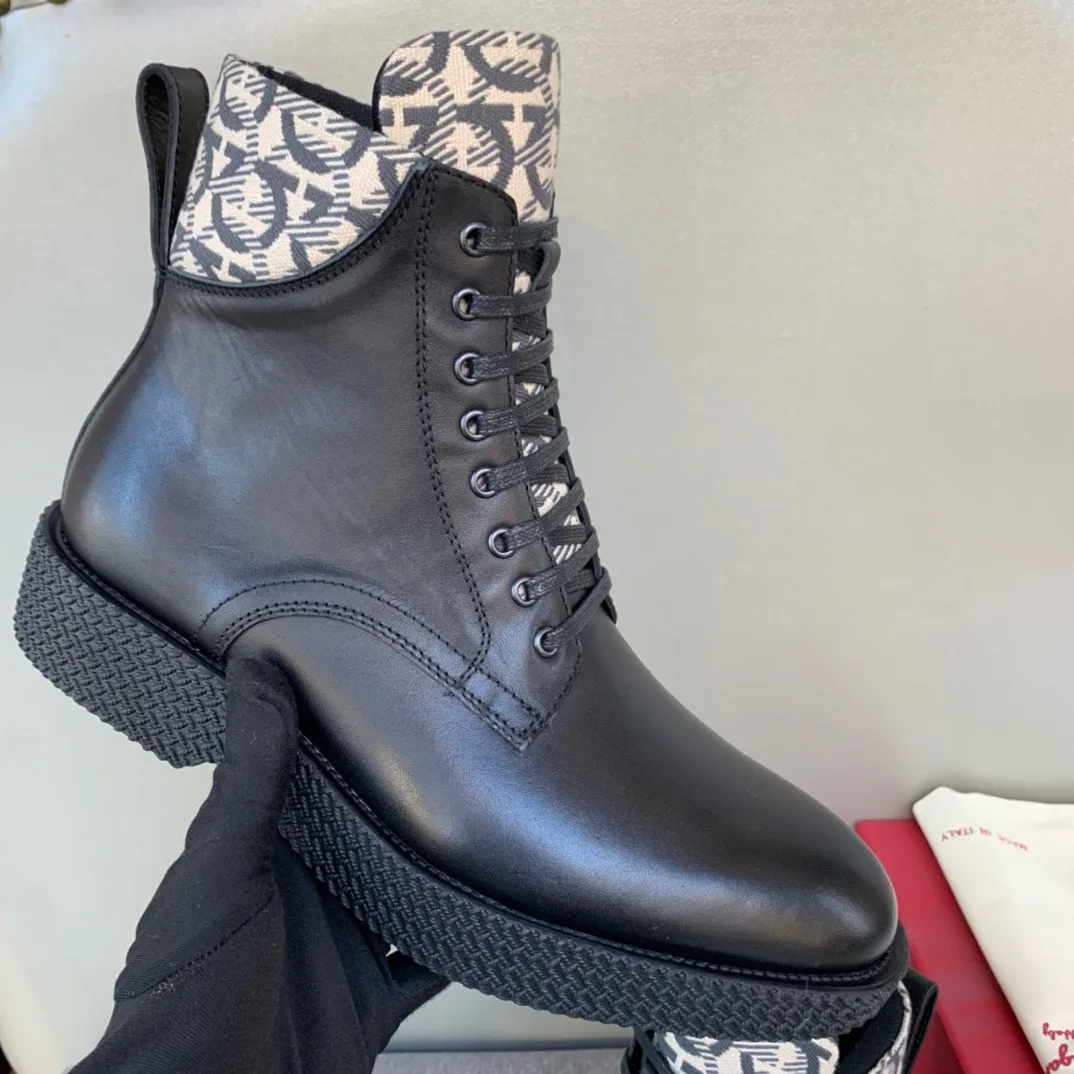 [Ferragamo] Top P: 1000💰 Number of yards: 39~44 (38.45 custom-made, non-returnable) Ferragamo winter series, original 1:1 development, casual men's short boots. Made with heavy investment, shoes and boots are made of imported cowhide + imported Ferragamo special fabric. Black cowhide lining that is not easily deformed. Wear-resistant rubber outsole, black cowhide, black open edge beads, black frosted, brown suede. Factory craftsmanship, perfect products are only prepared for you who know taste! Any comparison is welcome!